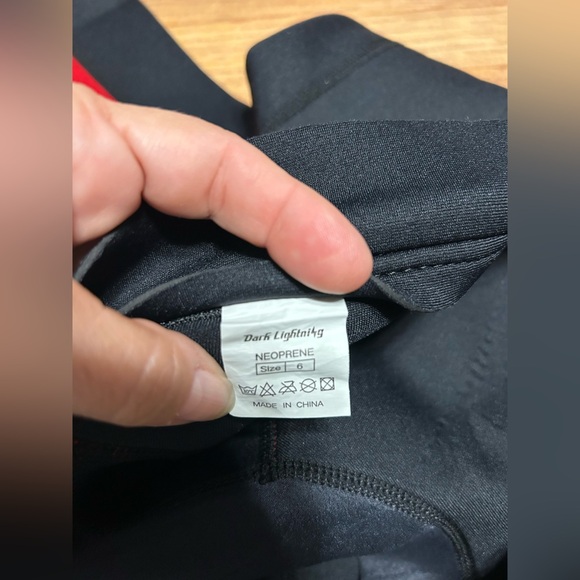 Kids Black and Red Dark Lightning Wetsuit size 6 - Picture 9 of 11